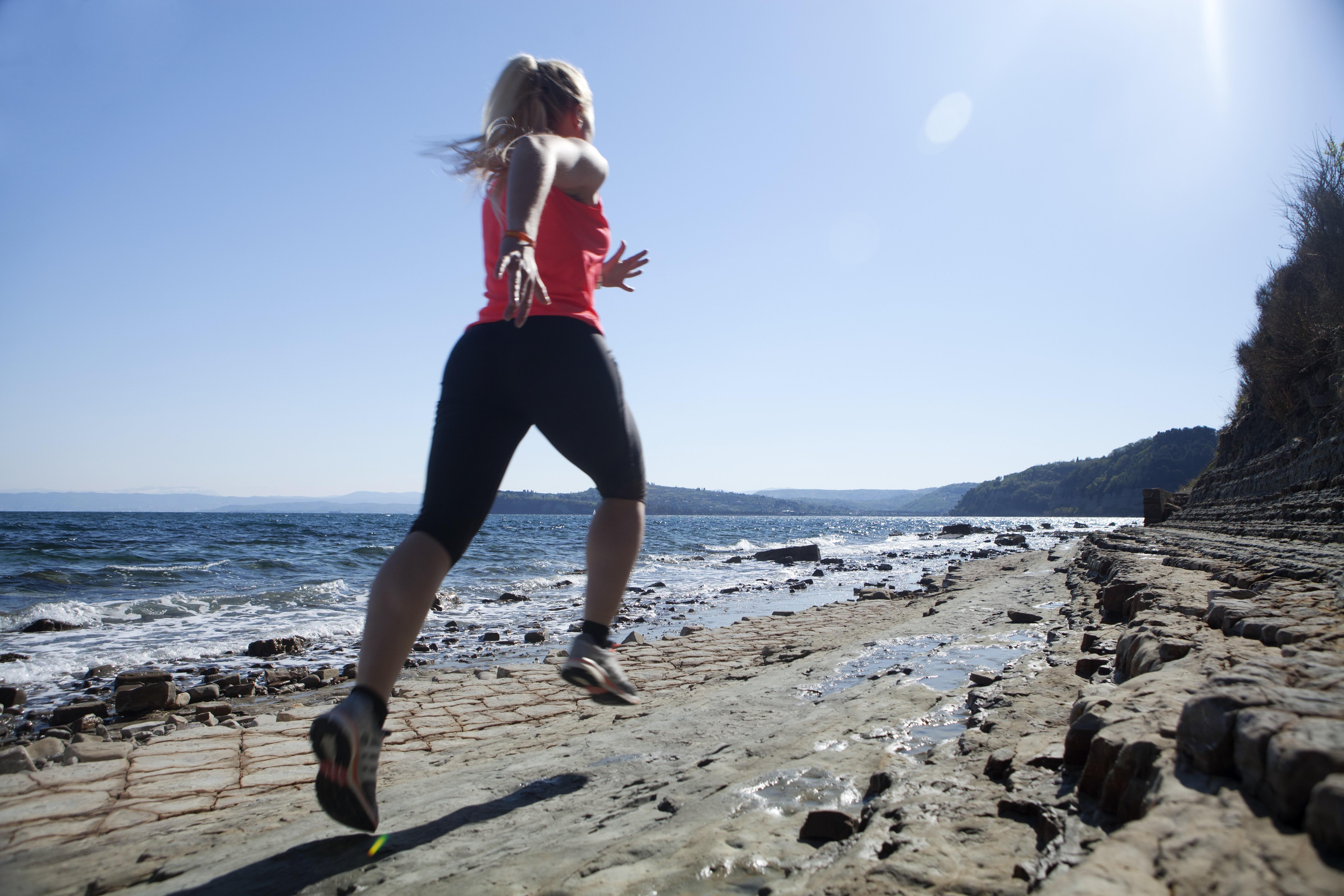 Hotel Slovenija - Terme & Wellness Lifeclass Πορτορόζ Εξωτερικό φωτογραφία A woman trail running