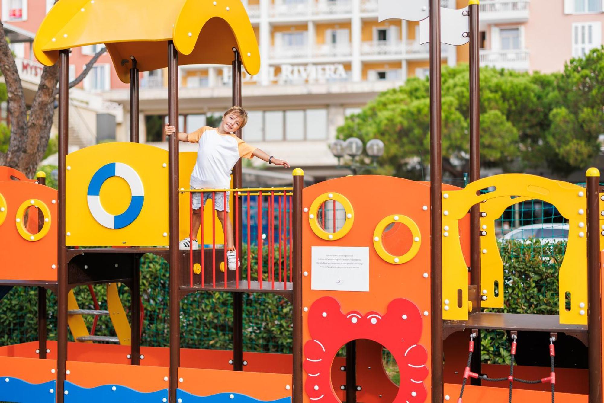 Hotel Slovenija - Terme & Wellness Lifeclass Πορτορόζ Εξωτερικό φωτογραφία A child playing on a playground